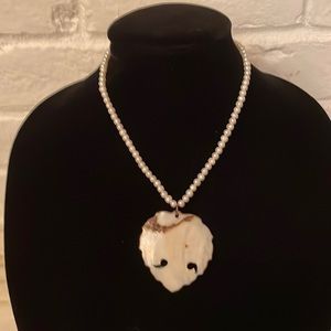 Unique vintage Pearl costume necklace with shell pendant. (OLCC)